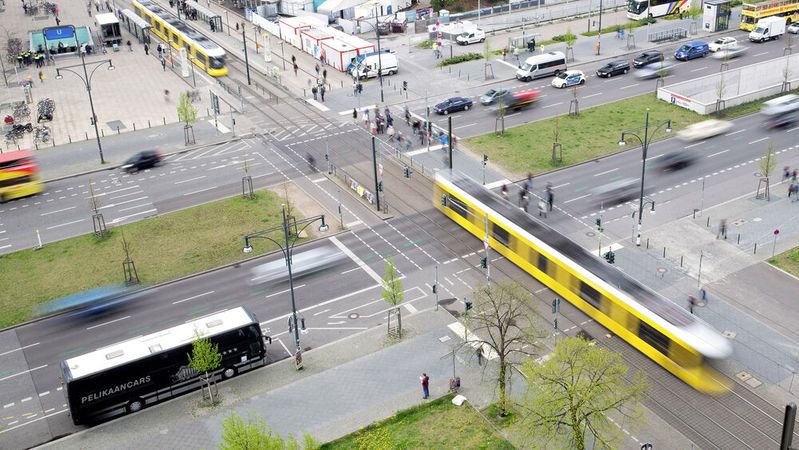 Bahn, Bus, Auto, Fahrrad, Fußgänger – Mobilität ist vielfältig. Investitionen braucht es in vielen Bereichen, die den Menschen wichtig sind.(Bild:  Audi)