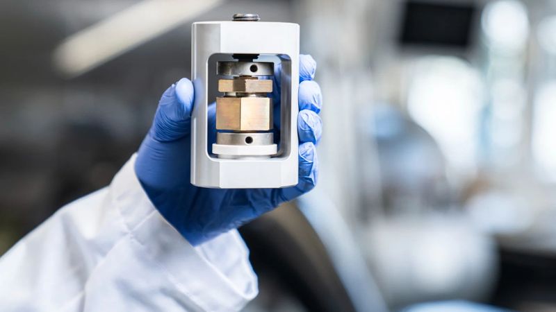 Mit einem innovativen Herstellungsprozess zur Batterie der Zukunft: PSI-Forschende zeigen in einer aktuellen Studie, wie sich Festkörperbatterien kostengünstig, effizient und langlebig produzieren lassen. Das Bild zeigt eine Testzelle, in der die am PSI entwickelte Festkörperbatterie hergestellt und getestet wird. (Bild:  Paul Scherrer Institut)