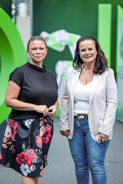 Jessica Bethune, Vice President Industrie- und Prozess­automation DACH bei Schneider Electric (li.), im Euref-Campus in Düsseldorf im Interview mit Anne Richter. (Bild: Schneider Electric/ Gruppe C Photography)