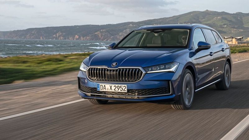 Der Akku des PHEV ist doppelt so leistungsstark wie bisher und soll den Superb nun 100 Kilometer rein elektrisch bewegen – 40 Kilometer mehr als beim Vorgänger. (Bild: Skoda)