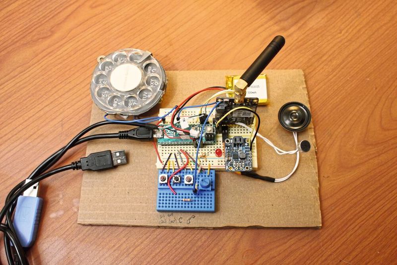 Erster Versuch: fliegender Aufbau mit einem Arduino Mikrocontroller.  (Bild: Justine Haupt)