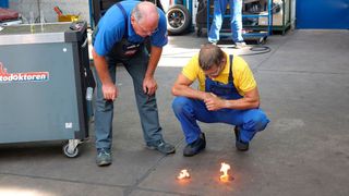 Die Brennprobe zeigt schon mal, dass E-Fuels im Wesentlichen die gleichen Eigenschaften haben wie fossiles Benzin.  (Bild: Rosenow – »kfz-betrieb«)