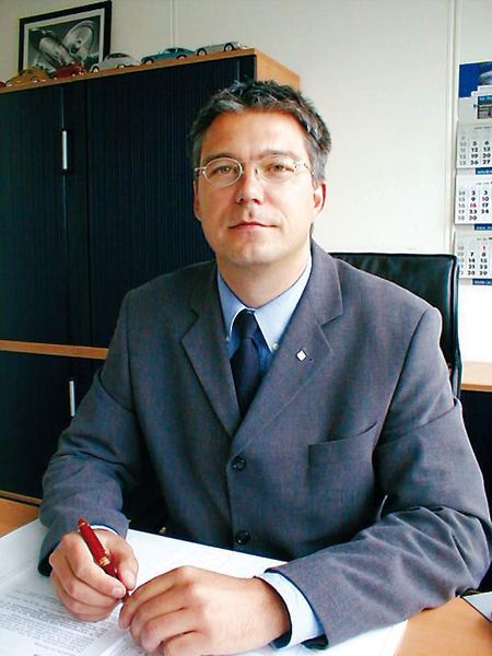 „Roboter sind keine Hebezeuge oder Baukräne. Wir sehen bei 800 kg eine sinnvolle Maximallast“, urteilt Stefan Hagspiel, Leiter Vertrieb Systempartner und Spezialanwendung bei der Motoman Robotec GmbH. Bild: Motoman (Archiv: Vogel Business Media)