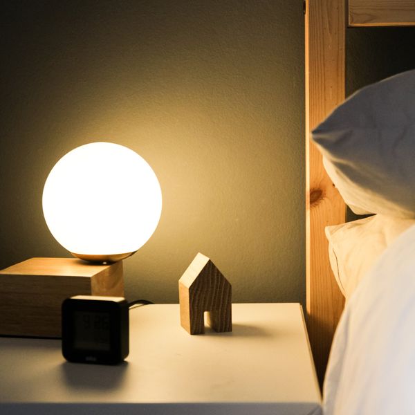 Tipps für die innere Uhr (3/3) Lichtwecker können gerade im Winter das Aufwachen morgens erleichtern, indem sie den Sonnenaufgang imitieren. Wer morgens nur mit Wecker aus dem Bett kommt, der ist aber grundsätzlich nicht im Einklang mirt seiner inneren Uhr, wie Chronobiologe Prof. Till Roenneberg von der LMU sagt. Mehr zum Thema Chronobiologie gibt es in diesem Beitrag: Wie lässt sich die innere Uhr überlisten?   (Unsplash/Beazy)