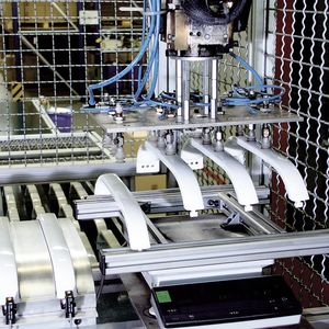 Bild 1: Zusätzliche Kühlung von innen, Inertisierung der Werkzeugkavität und Optimierung des Gesamtprozesses erhöhen die Qualität und Produktivität beim Gasinnendruck-Spritzgießen. Das zeigt sich bei einer Weiterentwicklung des Verfahrens zur Herstellung von Handgriffen.