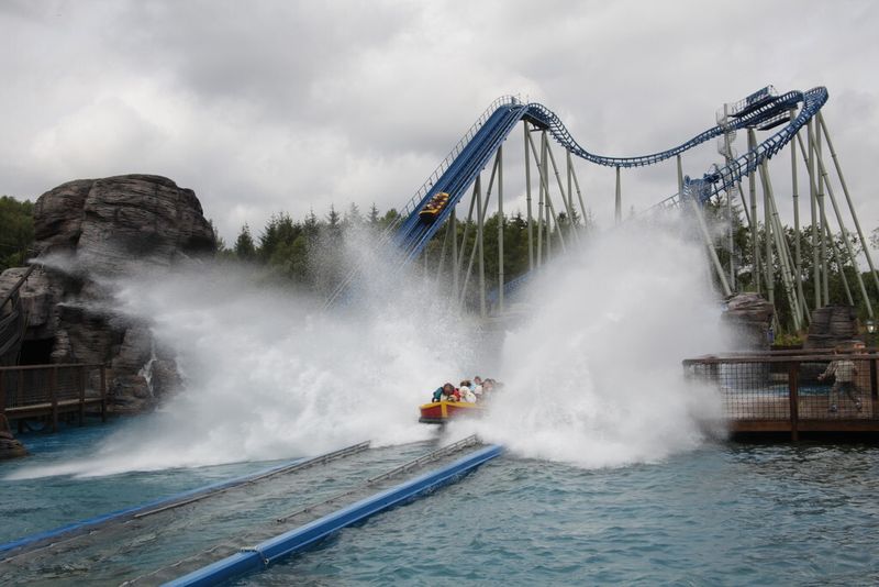 Achterbahn und Wasserrutsche kombiniert. (Bild: Mack Rides)