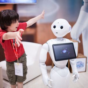 Pepper ist Aldebarans Vorzeigeroboter: Er kann Emotionen lesen und reagiert darauf.