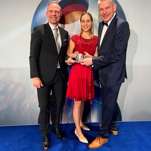 Die Ebm-papst Gruppe, führender Hersteller von Ventilatoren und Motoren, wurde am 28. November 2024 im Rahmen des Deutschen Nachhaltigkeitstages in Düsseldorf mit dem Deutschen Nachhaltigkeitspreis in der Kategorie „Motoren und Turbinen“ ausgezeichnet. Bereits 2013 erhielt das Unternehmen diese renommierte Ehrung für nachhaltiges Engagement. Im Bild von links: Harald Klaiber, Gruppengeschäftsführer Finanzen; Annemarie Hillenbrand, Nachhaltigkeitsmanagerin; Klaus Wittmann, Abteilungsleiter Nachhaltigkeit.(Bild:  Ebm-Papst)