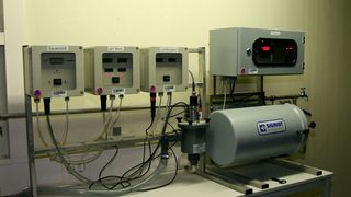 Messstation zur Ermittlung und Überwachung der Wasserqualität im Wasserwerk Elchesheim-Illingen, einem Werk der Stadtwerke Karlsruhe. (Erfassung von Wasserwerten / Martin Dürrschnabel / CC BY-SA 3.0)