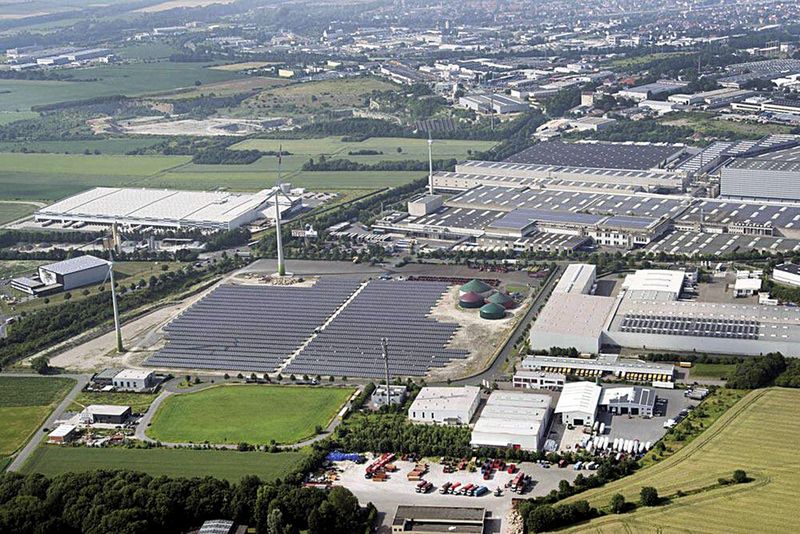 Sowohl Windenergie- als auch Photovoltaikanlagen finden sich auf dem Gelände der Stute Lebensmittelwerke in Paderborn. (Bild: Stute)