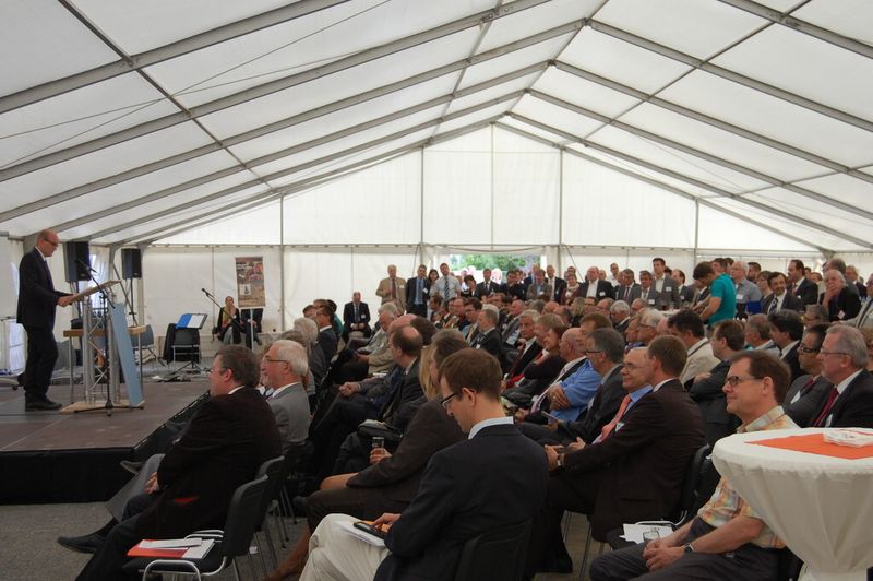 Zur Eröffnungsfeier waren mehrere Hundert Gäste geladen. (Bild: ZAE)