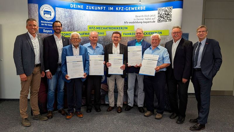 Nicht weniger als fünf Mitglieder konnten sich über den Goldenen Meisterbrief zum 50. Berufsjubiläum freuen: (v. l.) Norbert Schuler, Ewald Fischer, Siegbert Henneberger, Alfred Schodorf und Horst Baumbach. (Bild: Rosenow – VCG)