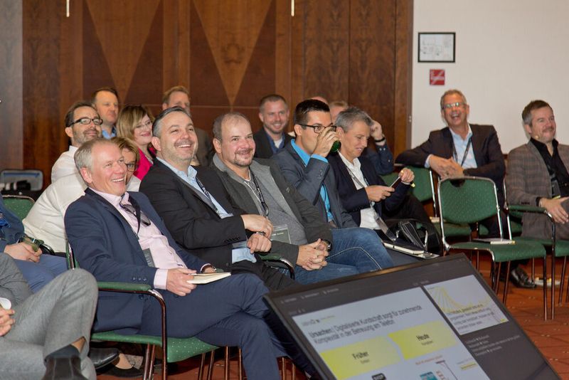 Der Vortrag erheiterte (v. l.) Michael Born (Agfeo), Thomas Köhler (Swyx), Niko Timm (Agfeo), Pascal Kutzka (Jabra) und Sylke Heise-Teodoro (ARP). (Jabra / susi@fotostudio-graf.com)