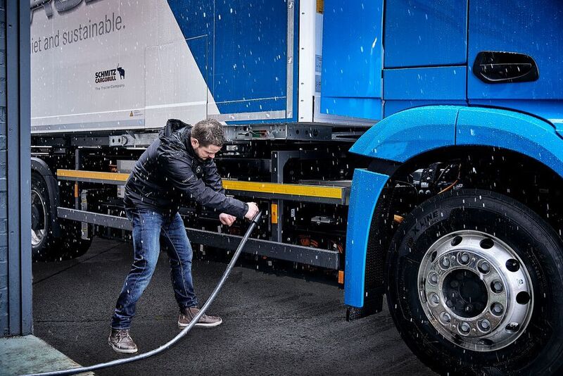 Der Antrieb erfolgt dabei über zwei Elektromotoren nahe den Radnaben der Hinterachse.  (Daimler AG)