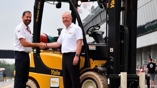 Handschlag zwischen Ferran Juncar, Senior Director Global Sponsorship bei Dorna (l.) und Harry Sands, Managing Director of Yale EMEA. (Yale)