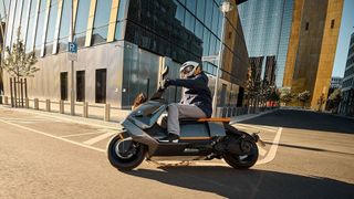 Selbst „erwachsene“ Elektroroller wie der neue BMW CE 04 sind in einer 11-kW-Variante zu haben und dürfen mit dem B196 gefahren werden. (Studio Goico)