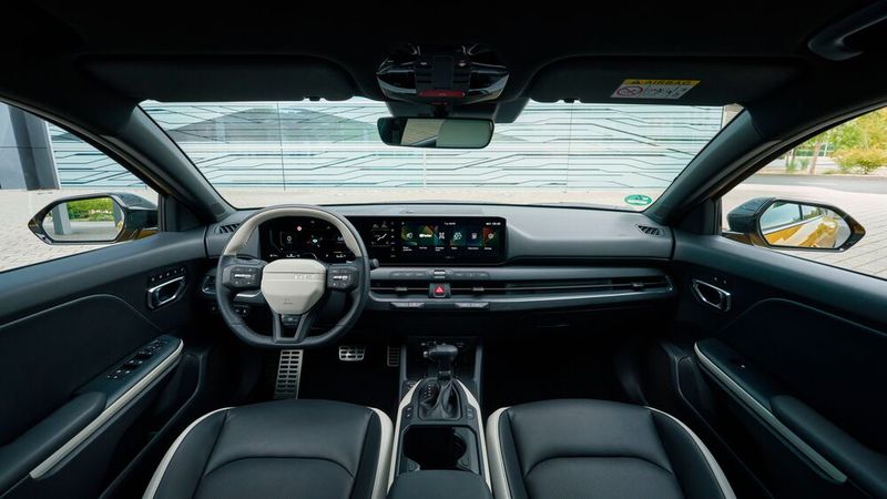 Vieles im reduzierten Innenraum des K4 ist bekanntes Kia-Repertoire. (Bild: Kia)