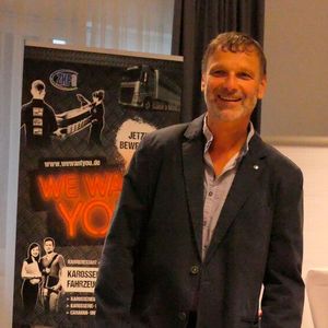 Obermeister Andreas Zingler führte durchs Programm und berichtete von den Ausschüssen „Instandsetzung und Fahrzeugtechnik“ sowie „Autolackierung und Oberflächentechnik“.(Bild:  Wenz - VCG)