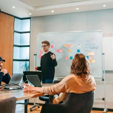 Die Plattform Figma gibt es nun auf Deutsch. Kreative IT-Köpfe aus dem DACH-Raum können so unkomplizierter zusammenarbeiten. SAP und Volkswagen arbeiten bereits damit. (Bild: © Jacob Lund - stock.adobe.com)