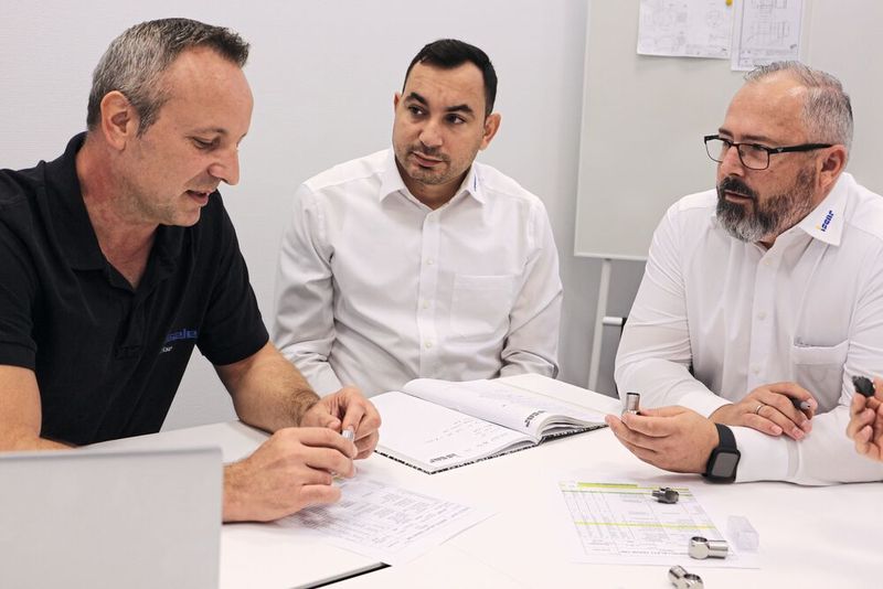 Haben die Lösung gemeinsam erarbeitet (v. l.): Ralph Kaun, Teamleiter CNC-Drehen bei Eisele, Calogero La Quatra, Produktspezialist Multi Master & Solid Carbide, und Achim Wuchter, technische Beratung und Verkauf, beide Iscar. (Bild: Iscar)