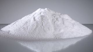 Der Schlagzähmodifikator besteht aus kugelförmigen Pulvereilchen mit großer Wirkung, weshalb die Dosiermenge niedrig bleibt.  (Bild: Wacker)