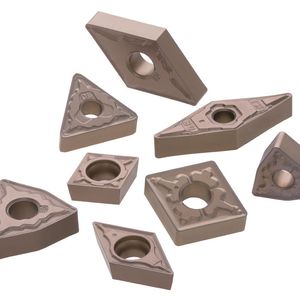 Variantenreiches Formensortiment! Rhombisch, rund, quadratisch, dreieckig oder trigonal – Mit dieser Geometrievielfalt hat Tungaloy für die Stahlzerspanung auf der Drehmaschine für eine große Wendeschneidplatten-Bandbreite gesorgt, um viele Aufgaben zu lösen, wie es heißt.