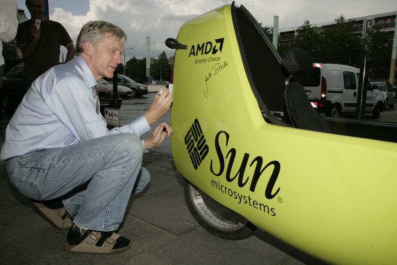 Andreas von Bechtolsheim ließ es sich als einer der vier Sun-Gründer nicht nehmen, sich persönlich auf dem Gefährt zu verewigen. (Archiv: Vogel Business Media)