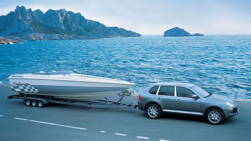 Der die Zielgruppe des Cayenne war weniger auf Fahrten ins Gelände aus als auf ein „Sehen und gesehen werden“. Mit einem Porsche das eigene Boot ziehen, das war doch was. (Bild: Porsche)