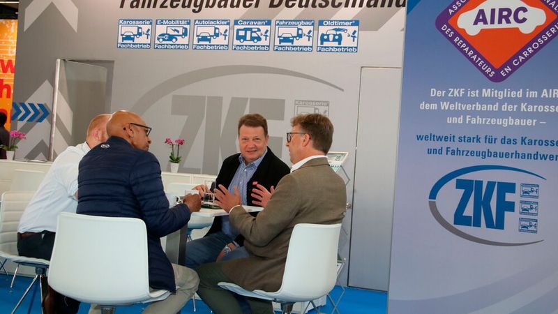 Am Gemeinschaftsstand des ZKF standen der Informationsaustausch und Gespräche im Mittelpunkt. Hier Geschäftsführer Thomas Aukamm (2. v. r.) und ZKF-Präsident Arndt Hürter (r.) im Dialog mit Besuchern. (Bild: Jürgen Klasing)
