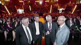 40 Jahre erfolgreiches Abfüllen und Verschließen von Pharmazeutika waren genug Gründe zum Feiern (von links: Siegried Bullinger, Markus Ströbel, Rolf Ströbel, Landrat Gerhard Bauer).  (Bild: Bausch+Ströbel)