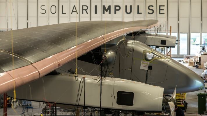 Zweiter SolarImpulse-Prototyp HB-SIB im Netz der DLR-Sensoren zur Schwingungsanalyse (SolarImpulse/Anna Pizzolante/rezo.c)