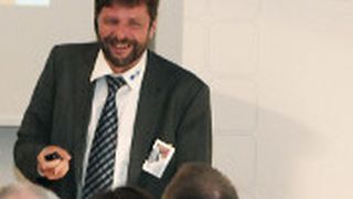 EGA-Vorstand Thorsten Cordes erklärt den Händlern die Neuerungen. (Foto: Breitengrat)