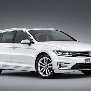 Der Volkswagen-Konzern will das Limit der Pkw-Flotte von 95 g CO2/km je Fahrzeug bis zum Jahr 2020 unterschreiten. Friedrich Eichler, Leiter Aggregate-Entwicklung der Marke Volkswagen, erklärte in Wien die Strategie, bei der Hybrid-Antriebe eine wesentliche Rolle spielen. Der im Sommer startende Passat GTE etwa hat eine Reichweite von rund 1.000 km und fährt mit vollen Lithium-Ionen-Akkus 50 km rein elektrisch.