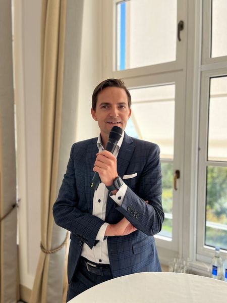 Martin Hörhammer, Vorstand der Medialine, stellte die Frage in die Runde: Business as (un)usual – (wie) kann sich die IT-Branche weiterhin von der allgemeinen Marktsituation entkoppeln?  (Bild: Vogel IT-Akademie)