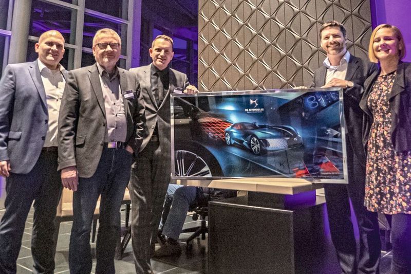 Gemeinsame Eröffnung: (v. li.) Sebastian Geldermann (Filialleiter), Hermann Bleker (Geschäftsführender Gesellschafter) und Christian Voßkamp (Geschäftsführer; alle Bleker-Gruppe) sowie Lukas Dohle (Brand Manager) und Lisa van der Velden (Distriktmanagerin; beide DS Automobiles). (Bleker Gruppe)