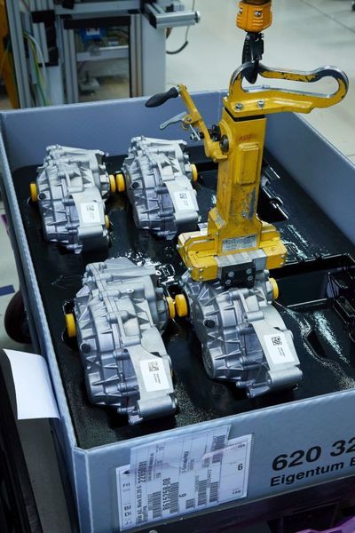 Elektro-Komponenten-Fertigung in Dingolfing für Plug-in-Hybridfahrzeuge.  (BMW)