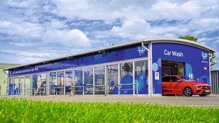 In Blau und mit neuem Slogan „Love your Car“: So sehen die neu gestalteten IMO-Waschanlagen aus. (Bild: IMO)