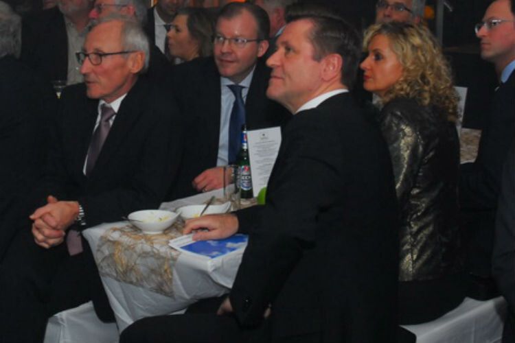 Willkommene Gäste: (v. li.) Rainer de Biasi (GTÜ), Florian Fischer (Vogel Business Media), Wilhelm Hülsdonk (ZDK-Vizepräsident und Bundesinnungsmeister) sowie seine Partnerin Helga Vedder. (Foto: Zietz)