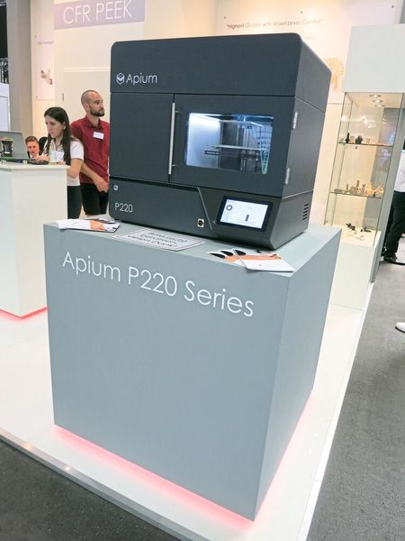 Die Firma Apium hatte einen 3D-Drucker aus der P-Serie am Stand. Die 3D-Drucker-Serie für additives Schmelzschichtverfahren (FFF) ermöglicht die Kontrolle der Materialeigenschaften auf Voxelebene, um so die Verarbeitung von Hochtemperaturwerkstoffen mit einer hohen Qualität und Reproduzierbarkeit durchführen zu können.  (Bild: Schäfer / Devicemed)