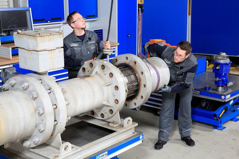 ISGT-Spezialisten beim Montieren einer Spaltrohrpumpe. Jetzt sind die Gendorfer Experten für Instandhaltung auch bei der OMV-Raffinerie am Standort Burghausen aktiv. (Infraserv Gendorf)