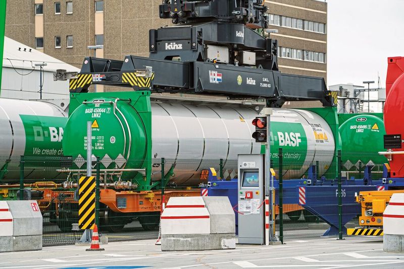 Das vollautomatische Tankcontainerlager am BASF-Standort Ludwigshafen nahm im Oktober 2018 seinen Betrieb auf. 5G spielt dabei eine wesentliche Rolle. (Bild: BASF)
