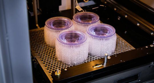 (Mit Stereolithografie gedruckte Bauteile. Bild: Protolabs)