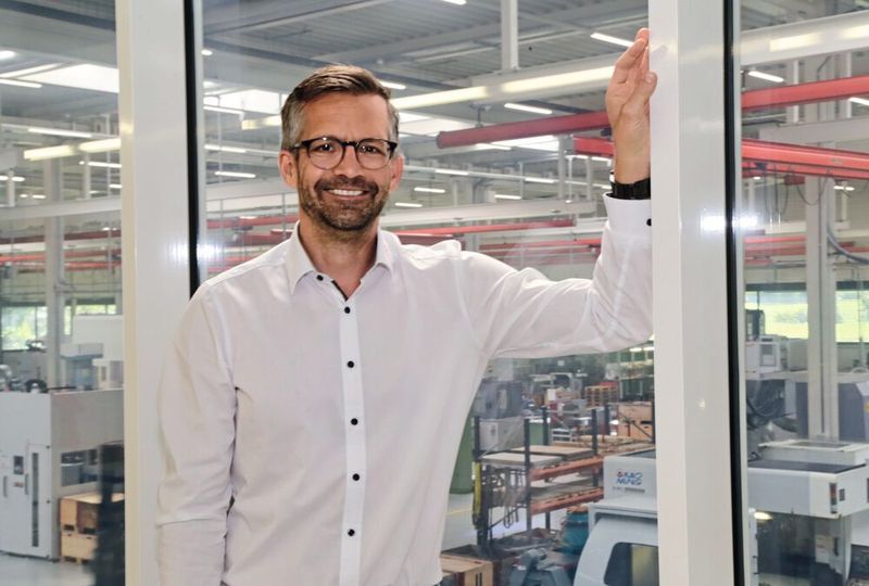 Ivo Högg, Geschäftsführer der Högg AG: «Wir sind von der Doosan-Qualität sehr überzeugt. Die Maschinen können wir in unsere Werkhalle stellen und sofort anfangen zu produzieren.» (Bild: Anne Richter, SMM)