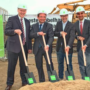 Beim Spatenstich: Christof Prange (Goodman), Frank Gerhard (Bürgermeister Stadt Ludwigsfelde), Bernd Backasch (Home24) und Jordan Corynen (Goodman).