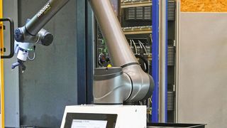 Der R-Moma ist eine Integration eines autonom fahrenden Roboters mit einem Cobot-Greifarm mit integrierter Kamera.  (Bild: Robotec)