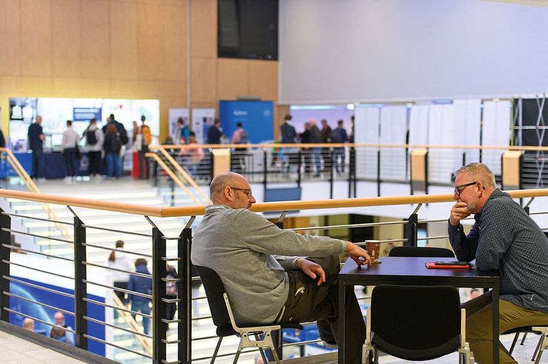 Etwas mehr Ruhe findet man in der ersten Etage der Halle Münsterland. Naja... zumindest bis der Fotograf vorbei kommt.    Mehr Infos zu den kommenden LAB-SUPPLY-Messen finden Sie auf www.lab-supply.info (Bild: Stefan Stark)