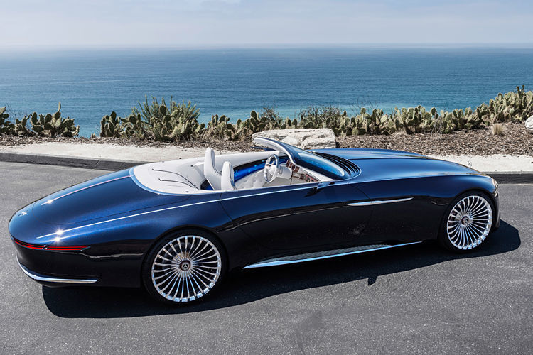 Selbst ein Rolls-Royce Dawn droht neben der filigranen und faszinierenden Luxusyacht für die Straße ... (Daimler )