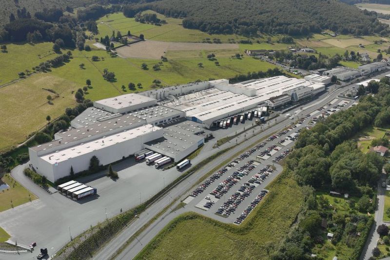 In Rittershausen heute: Im größten Werk von Rittal soll in den nächsten Jahren die Fertigung rationalisiert und flexibilisiert werden, um kürzere Durchlaufzeiten zu ermöglichen.  Bilder: Rittal (Archiv: Vogel Business Media)