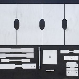 Proben, die mit dem modernen Maschinenpark möglich sind: von Grenzformänderungen (oben) über (unten v. l. n. r.) Bruchverhalten hochfester Werkstoffe, Zugproben für die statische und dynamische Fließkurvenbestimmung sowie zur Ermittlungen der Lochaufweitung bis hin zu Proben für die Bruchbestimmung und Schubfließkurvenbestimmung sowie Platinen für Napf- und hydraulische Tiefungsversuche.