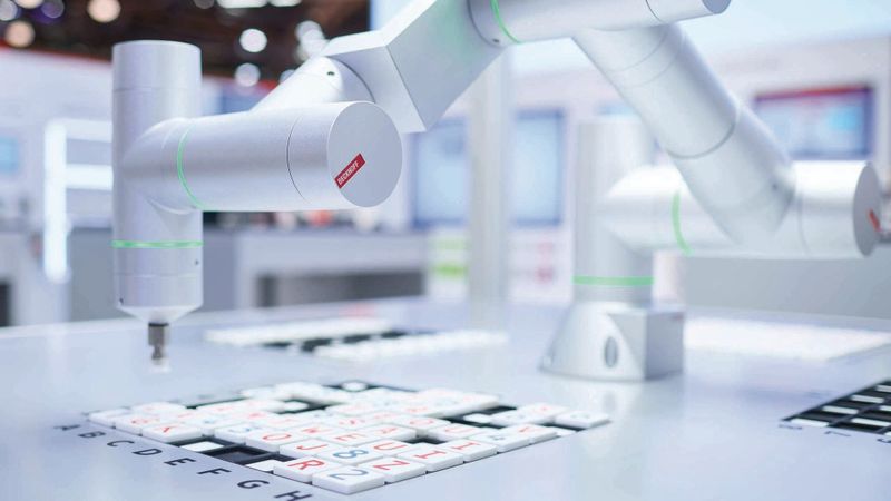 Physical AI in der Praxis: TwinCAT CoAgent übersetzt natürliche Sprache in Maschinenbefehle und ermöglicht die intuitive Steuerung komplexer mechatronischer Systeme.(Bild:  Beckhoff Automation)